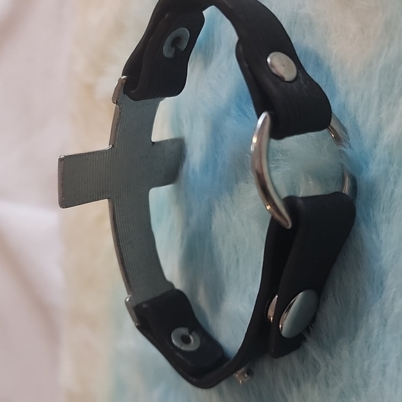 Cross bracelet, crystals and black leather - Picture 2 of 4